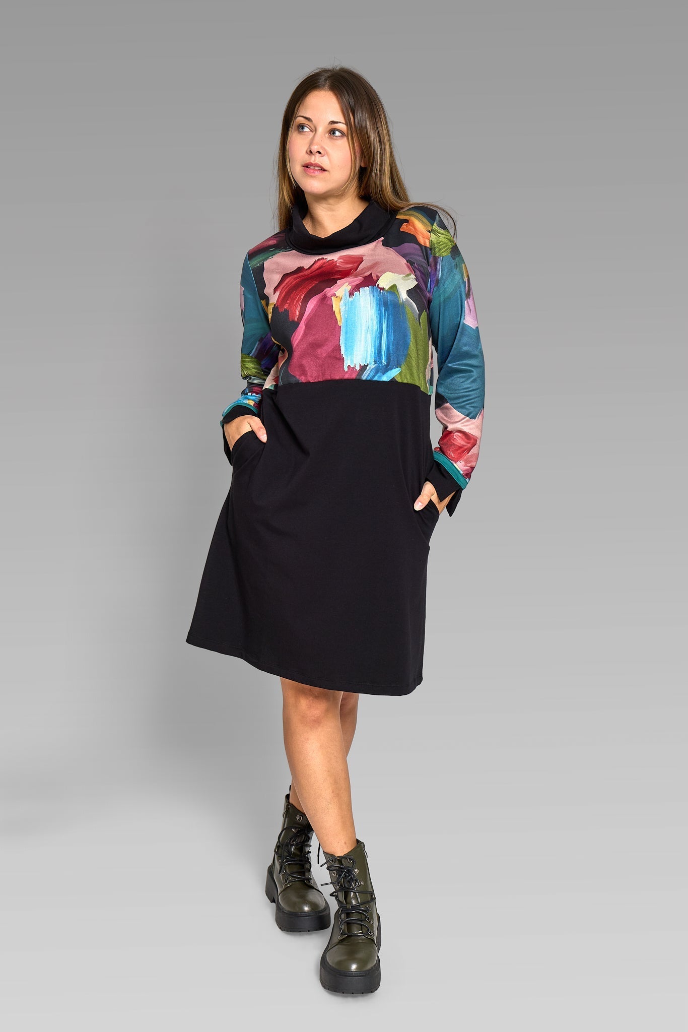 Long-sleeved dress with brushstrokes